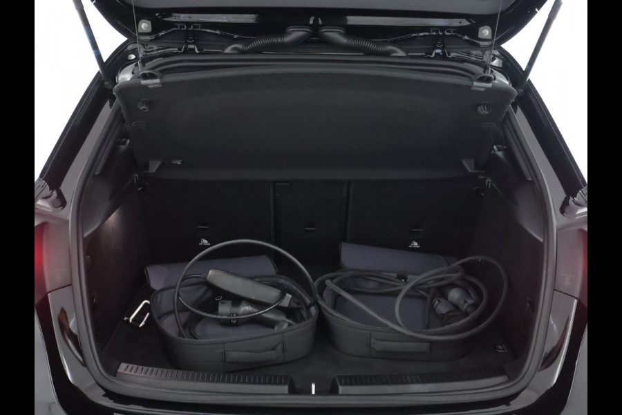 Mercedes-Benz A-Klasse 250 e AMG Plug-In Hybride | AMG Line Advanced Plus | Night Pakket | Trekhaak | Sfeerverlichting | Stuur en Stoelverwarming | Inclusief 24 maanden MB Certified garantie voor Europa.