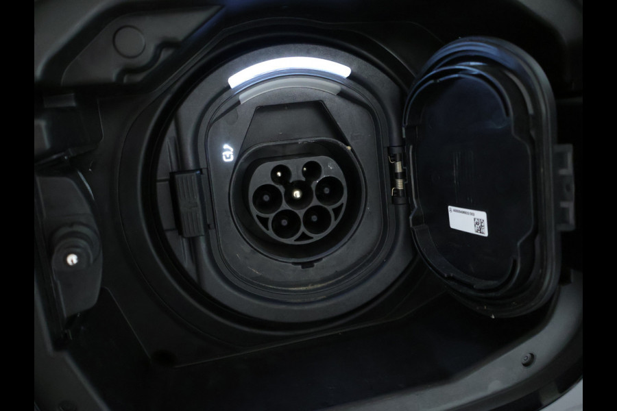 Mercedes-Benz A-Klasse 250 e AMG Plug-In Hybride | AMG Line Advanced Plus | Night Pakket | Trekhaak | Sfeerverlichting | Stuur en Stoelverwarming | Inclusief 24 maanden MB Certified garantie voor Europa.