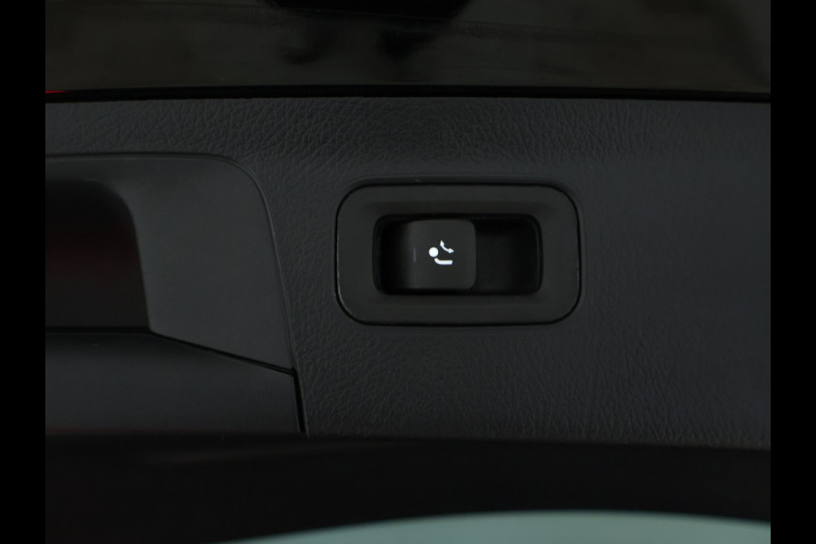 Mercedes-Benz A-Klasse 250 e AMG Plug-In Hybride | AMG Line Advanced Plus | Night Pakket | Trekhaak | Sfeerverlichting | Stuur en Stoelverwarming | Inclusief 24 maanden MB Certified garantie voor Europa.