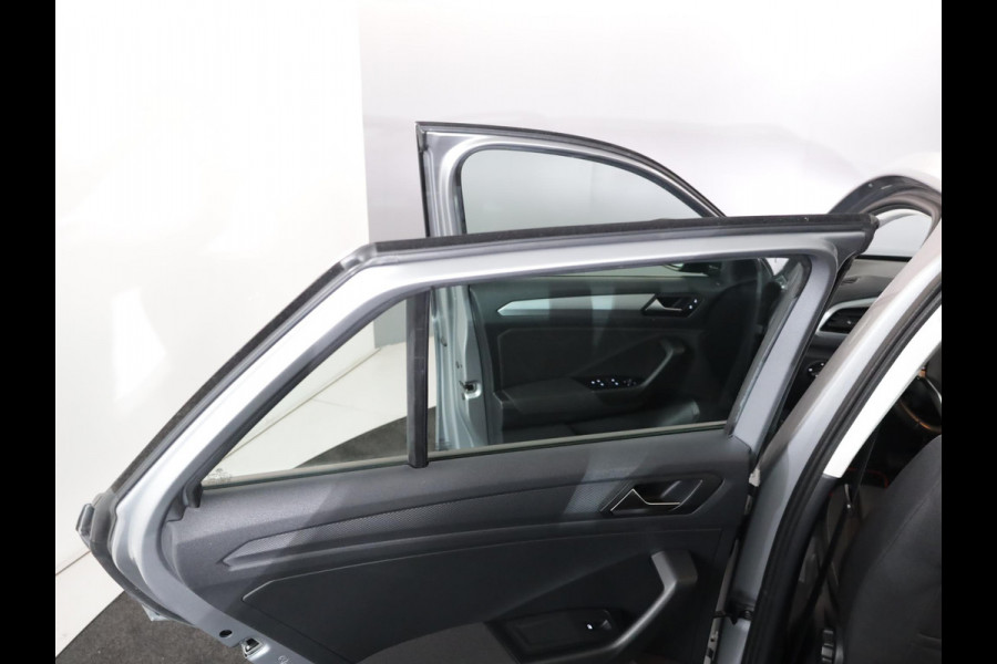 Volkswagen T-Roc 1.5 TSI Life 150 pk Automaat (DSG) | Trekhaak afn kogel| Navigatie | Achteruitrijcamera | Parkersensoren (Park assist)