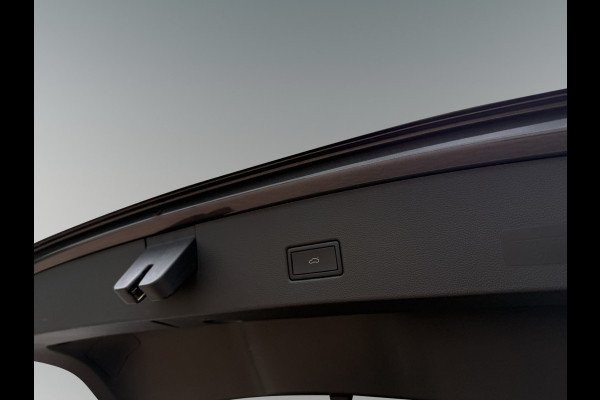 Volkswagen T-Roc 1.5 TSI 150pk DSG R-Line | Acc | Side assist | Camera