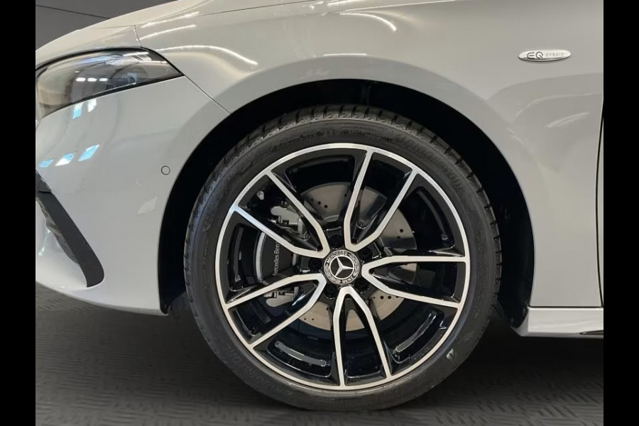 Mercedes-Benz A-Klasse 250e AMG Plus ** LED, MBUX+, PANORAMA, NIGHT, TREKH, 19-inch LMV ** 1e EIG - ex MB-AG - UNFALLFREI ** ** INFORMEER OOK NAAR ONZE AANTREKKELIJKE FINANCIAL-LEASE TARIEVEN **