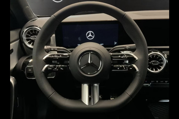 Mercedes-Benz A-Klasse 250e AMG Plus ** LED, MBUX+, PANORAMA, NIGHT, TREKH, 19-inch LMV ** 1e EIG - ex MB-AG - UNFALLFREI ** ** INFORMEER OOK NAAR ONZE AANTREKKELIJKE FINANCIAL-LEASE TARIEVEN **