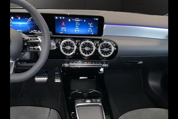 Mercedes-Benz A-Klasse 250e AMG Plus ** LED, MBUX+, PANORAMA, NIGHT, TREKH, 19-inch LMV ** 1e EIG - ex MB-AG - UNFALLFREI ** ** INFORMEER OOK NAAR ONZE AANTREKKELIJKE FINANCIAL-LEASE TARIEVEN **