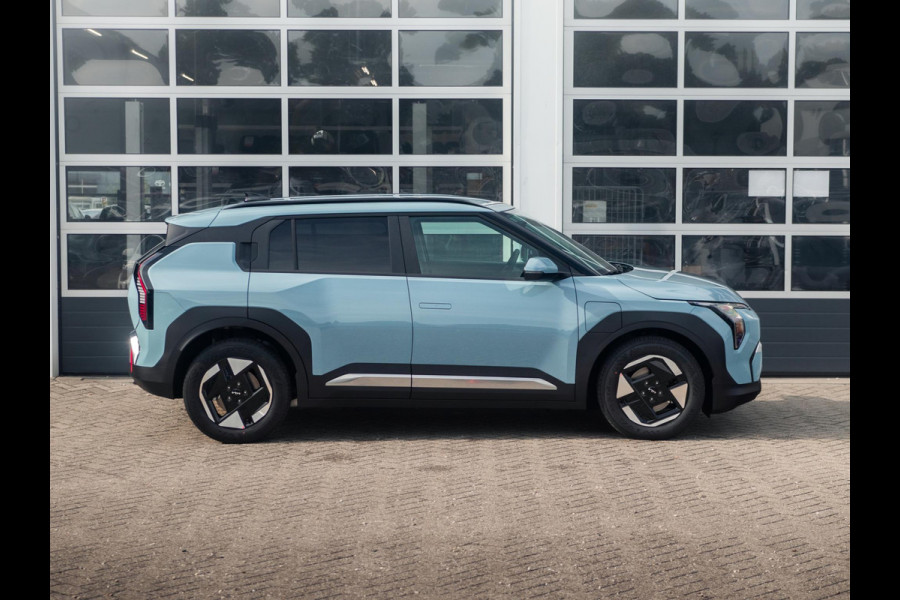 Kia EV3 Plus 81.4 kWh | Uit voorraad leverbaar | 17% Bijtelling | 600km Rijbereik | Navi | 17" | Adapt. Cruise | Clima | PDC | Dakrails | Stoel&Stuurverw. | Priv Glass | BSM