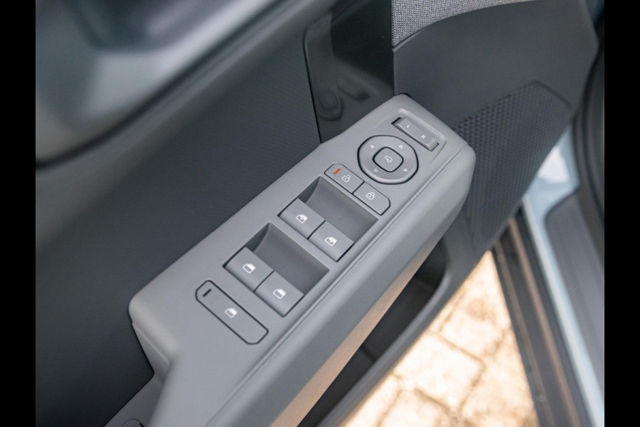 Kia EV3 Plus 81.4 kWh | Uit voorraad leverbaar | 17% Bijtelling | 600km Rijbereik | Navi | 17" | Adapt. Cruise | Clima | PDC | Dakrails | Stoel&Stuurverw. | Priv Glass | BSM