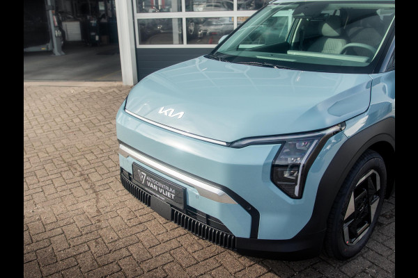 Kia EV3 Plus 81.4 kWh | Uit voorraad leverbaar | 17% Bijtelling | 600km Rijbereik | Navi | 17" | Adapt. Cruise | Clima | PDC | Dakrails | Stoel&Stuurverw. | Priv Glass | BSM
