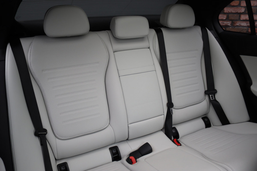 Mercedes-Benz C-Klasse 300 e AMG Line Aut9 | Panoramadak | Memory | Surround Camera | Leder | Trekhaak | Keyless Go | Nightpakket | High Perf. LED |