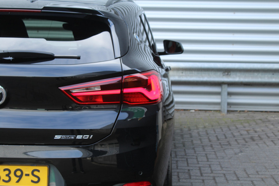 BMW X2 sDrive20i High 192pk Executive AUTOMAAT NL-Auto NAP 1e Eigenaar Panoramadak Clima Cruise Navi HUD El. Klep Trekhaak 1800kg