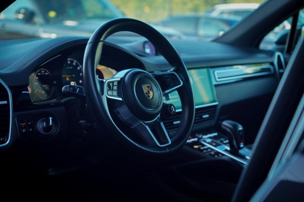 Porsche Cayenne 3.0 E-Hybrid / Pano / Massage / Trekhaak / Luchtvering / Rear Seat Entertainment