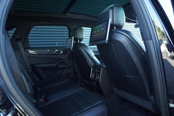 Porsche Cayenne 3.0 E-Hybrid / Pano / Massage / Trekhaak / Luchtvering / Rear Seat Entertainment