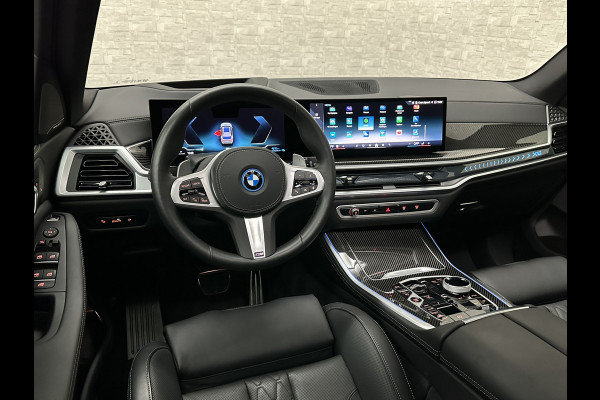 BMW X5 50e M-Performance Seats | *7x Op Voorraad* | Achterasbesturing | Carbon | Pano | M-Pro | 360 Cam. | ACC | Soft-Close | Ventilati Leder-Individual | Head-Up | 4-Zone Clima | 22 inch | 2x Memory | Trekhaak | Harman-Kardon | Beker-Clima | Stoelverwarming V+A | Stuurverwarming | M-Gordels | Parfumering | Glaspook | ISO-Glas | Zonwering |