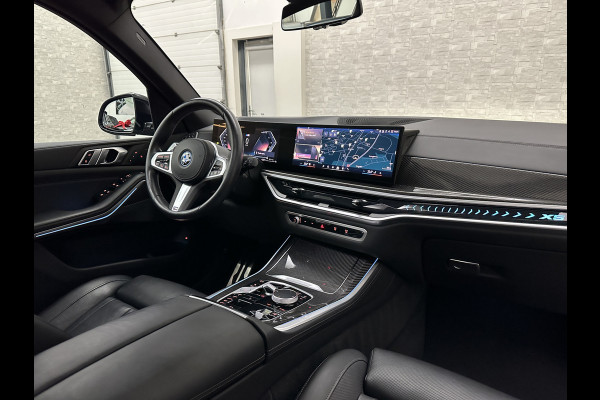 BMW X5 50e *7x Op Voorraad* M-Sport Pro | Performancepakket | Frozen Grey | Carbon Pakket | Indiv. Leder | 78500.= ex BTW | 12-2023 | Comfortstoelen met Ventilatie  | Isolatieglas | Keyless-Entry | Memory | M-Gordels | Stuurverwarming | Stoelverwarming V+A | Zonwering | Beker Koeling & Verwarming | Panorama | Standkachel | Carplay |