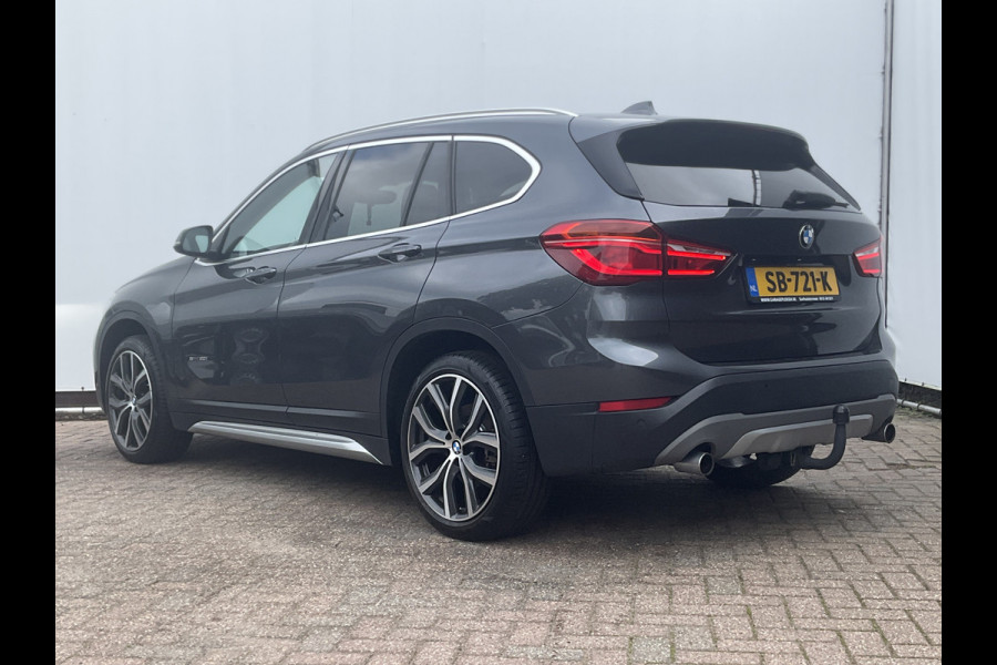BMW X1 sDrive20i Corporate Lease High Executive Pano Trekhaak HUD Leer Led Elek.Klep Voll.Onderhouden!