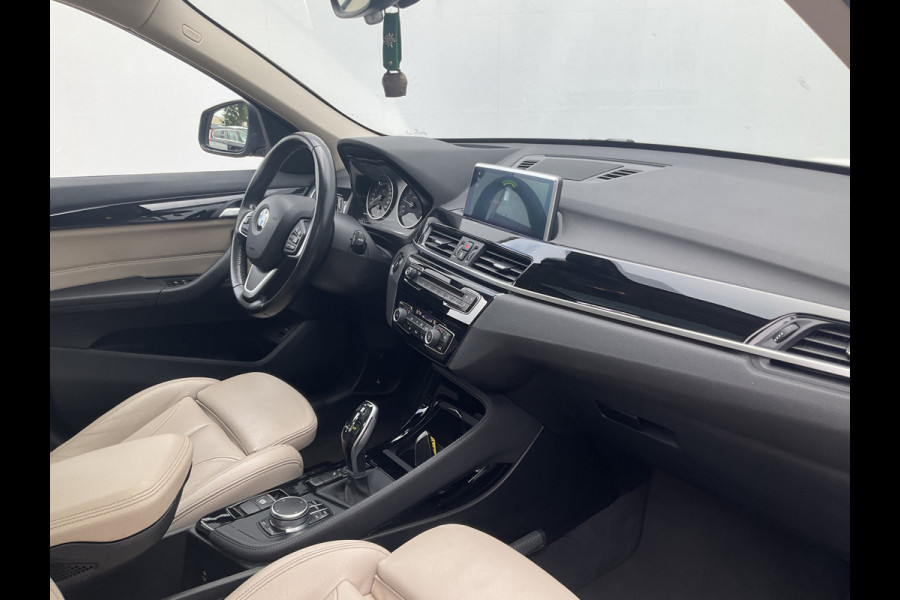 BMW X1 sDrive20i Corporate Lease High Executive Pano Trekhaak HUD Leer Led Elek.Klep Voll.Onderhouden!