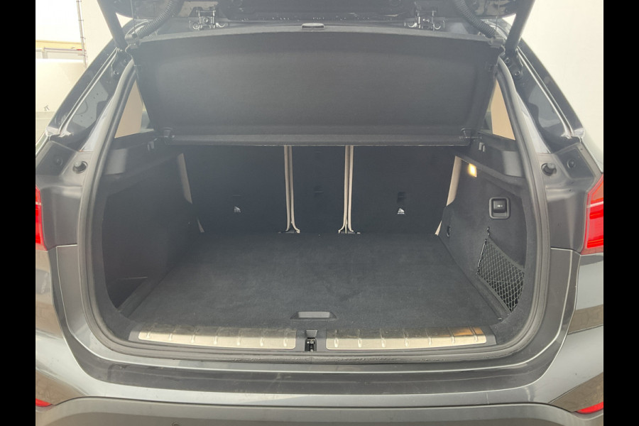 BMW X1 sDrive20i Corporate Lease High Executive Pano Trekhaak HUD Leer Led Elek.Klep Voll.Onderhouden!