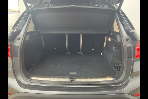 BMW X1 sDrive20i Corporate Lease High Executive Pano Trekhaak HUD Leer Led Elek.Klep Voll.Onderhouden!