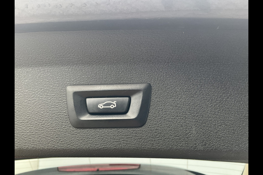 BMW X1 sDrive20i Corporate Lease High Executive Pano Trekhaak HUD Leer Led Elek.Klep Voll.Onderhouden!