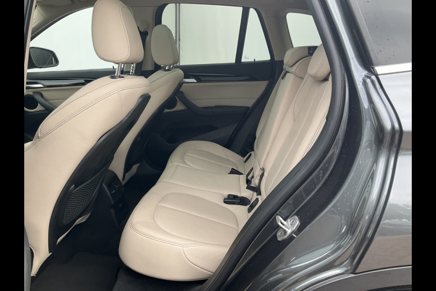 BMW X1 sDrive20i Corporate Lease High Executive Pano Trekhaak HUD Leer Led Elek.Klep Voll.Onderhouden!