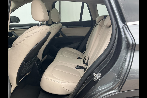 BMW X1 sDrive20i Corporate Lease High Executive Pano Trekhaak HUD Leer Led Elek.Klep Voll.Onderhouden!