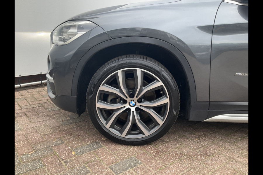 BMW X1 sDrive20i Corporate Lease High Executive Pano Trekhaak HUD Leer Led Elek.Klep Voll.Onderhouden!