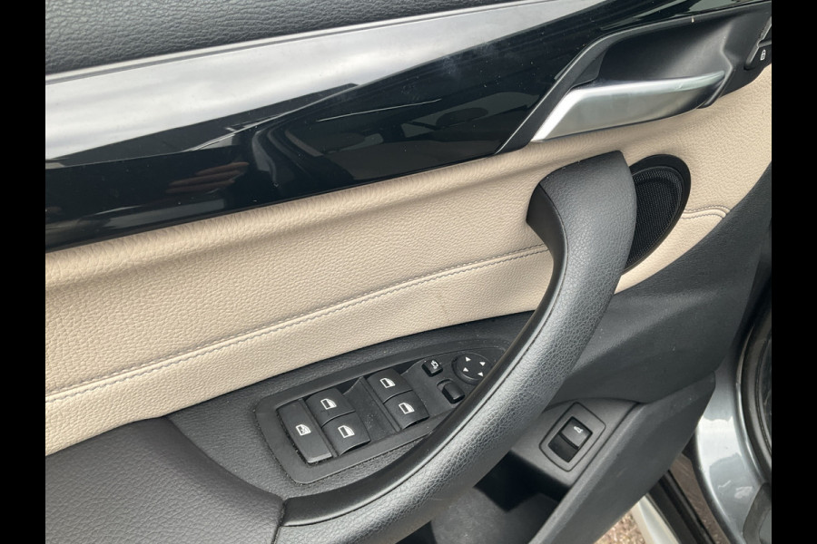 BMW X1 sDrive20i Corporate Lease High Executive Pano Trekhaak HUD Leer Led Elek.Klep Voll.Onderhouden!