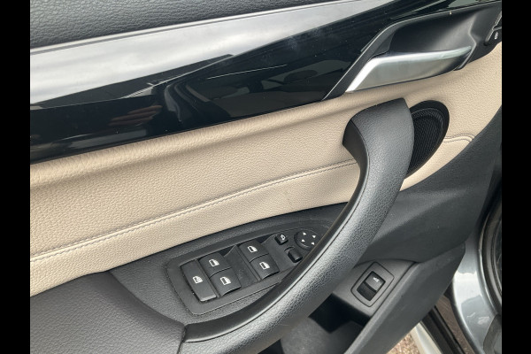 BMW X1 sDrive20i Corporate Lease High Executive Pano Trekhaak HUD Leer Led Elek.Klep Voll.Onderhouden!