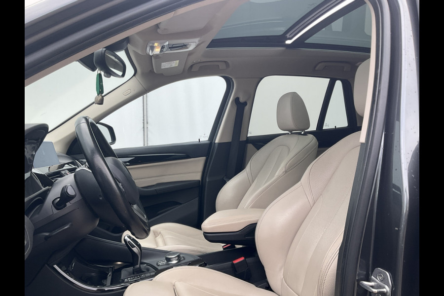 BMW X1 sDrive20i Corporate Lease High Executive Pano Trekhaak HUD Leer Led Elek.Klep Voll.Onderhouden!