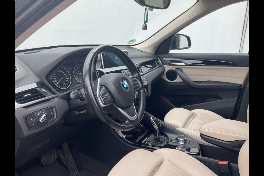 BMW X1 sDrive20i Corporate Lease High Executive Pano Trekhaak HUD Leer Led Elek.Klep Voll.Onderhouden!
