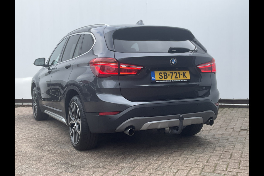 BMW X1 sDrive20i Corporate Lease High Executive Pano Trekhaak HUD Leer Led Elek.Klep Voll.Onderhouden!