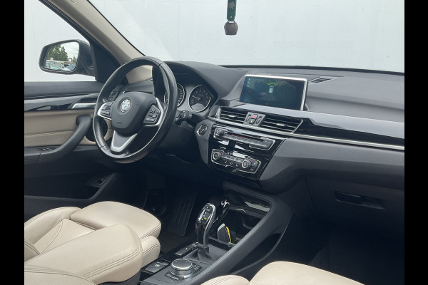 BMW X1 sDrive20i Corporate Lease High Executive Pano Trekhaak HUD Leer Led Elek.Klep Voll.Onderhouden!