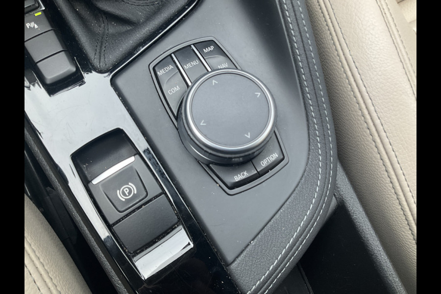 BMW X1 sDrive20i Corporate Lease High Executive Pano Trekhaak HUD Leer Led Elek.Klep Voll.Onderhouden!