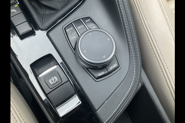 BMW X1 sDrive20i Corporate Lease High Executive Pano Trekhaak HUD Leer Led Elek.Klep Voll.Onderhouden!