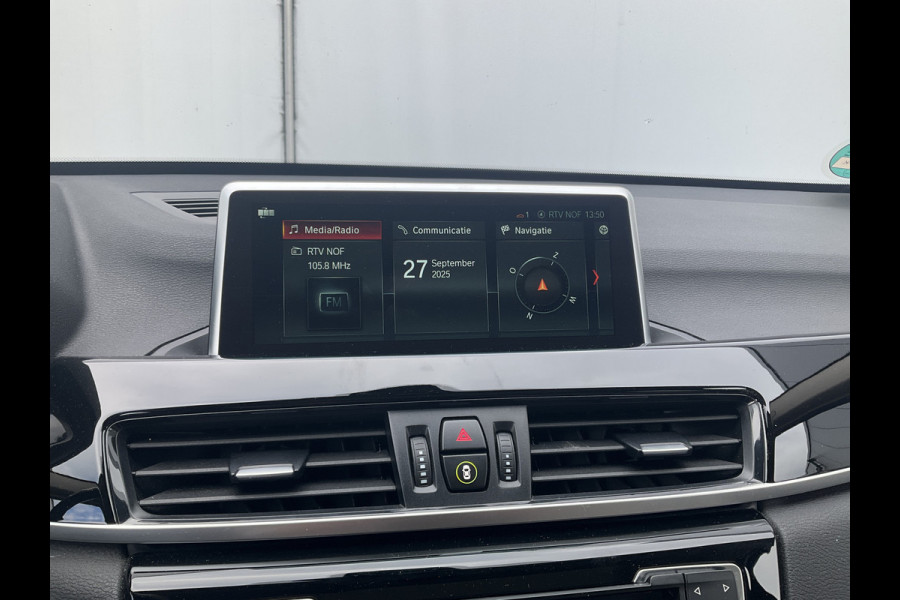 BMW X1 sDrive20i Corporate Lease High Executive Pano Trekhaak HUD Leer Led Elek.Klep Voll.Onderhouden!