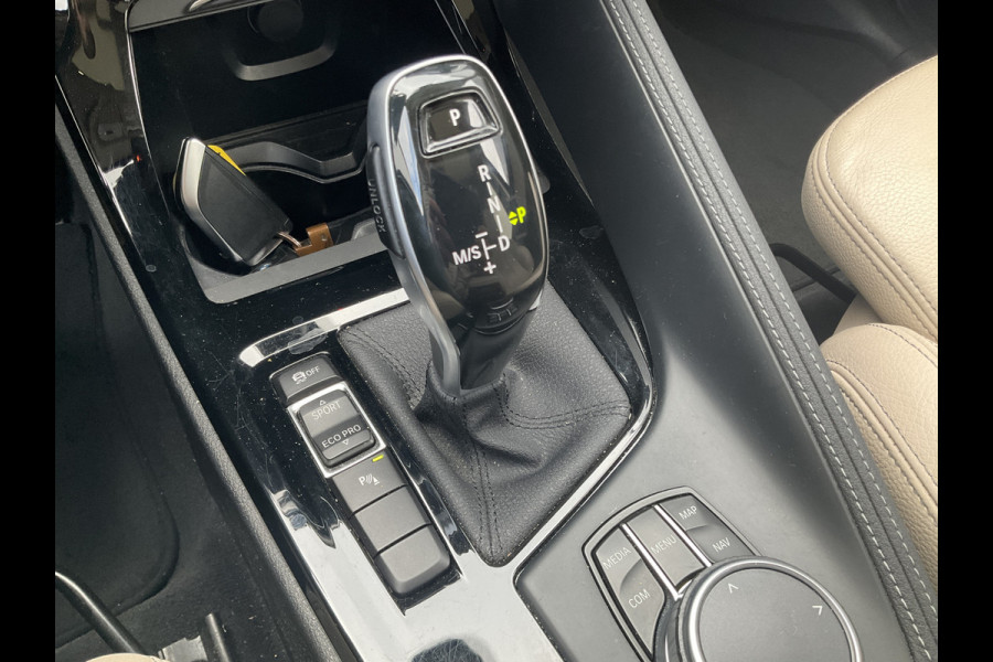 BMW X1 sDrive20i Corporate Lease High Executive Pano Trekhaak HUD Leer Led Elek.Klep Voll.Onderhouden!