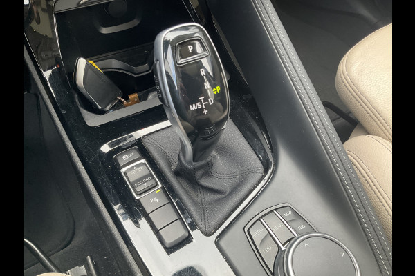 BMW X1 sDrive20i Corporate Lease High Executive Pano Trekhaak HUD Leer Led Elek.Klep Voll.Onderhouden!