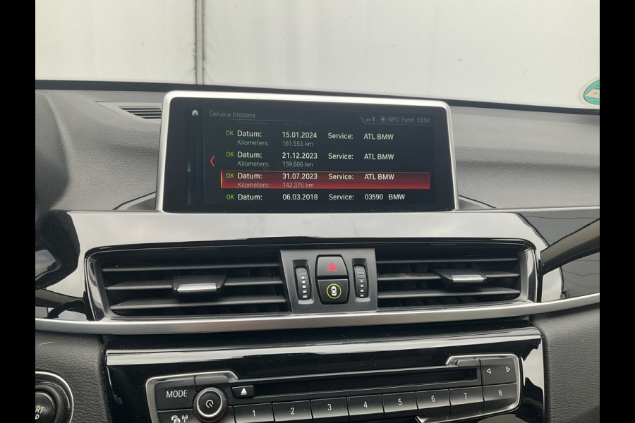 BMW X1 sDrive20i Corporate Lease High Executive Pano Trekhaak HUD Leer Led Elek.Klep Voll.Onderhouden!