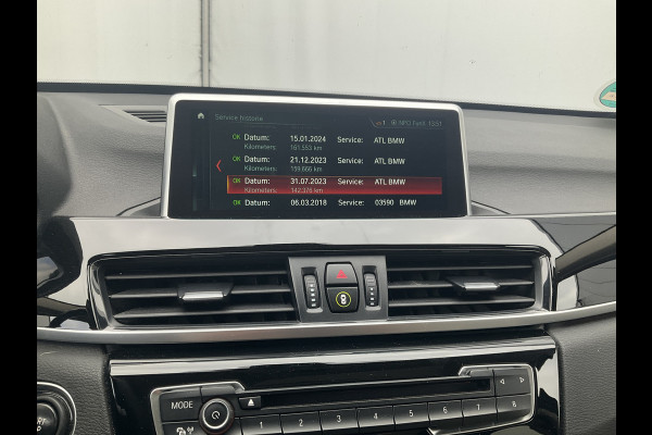 BMW X1 sDrive20i Corporate Lease High Executive Pano Trekhaak HUD Leer Led Elek.Klep Voll.Onderhouden!