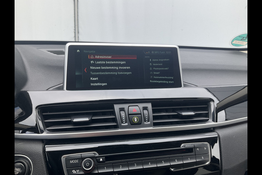 BMW X1 sDrive20i Corporate Lease High Executive Pano Trekhaak HUD Leer Led Elek.Klep Voll.Onderhouden!