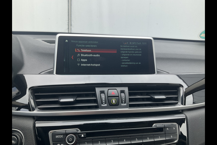BMW X1 sDrive20i Corporate Lease High Executive Pano Trekhaak HUD Leer Led Elek.Klep Voll.Onderhouden!