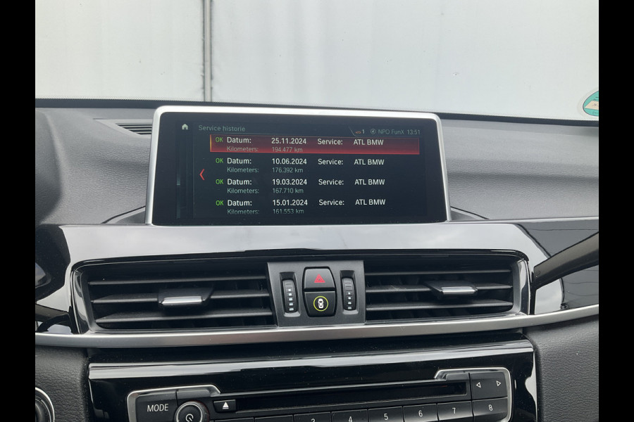 BMW X1 sDrive20i Corporate Lease High Executive Pano Trekhaak HUD Leer Led Elek.Klep Voll.Onderhouden!