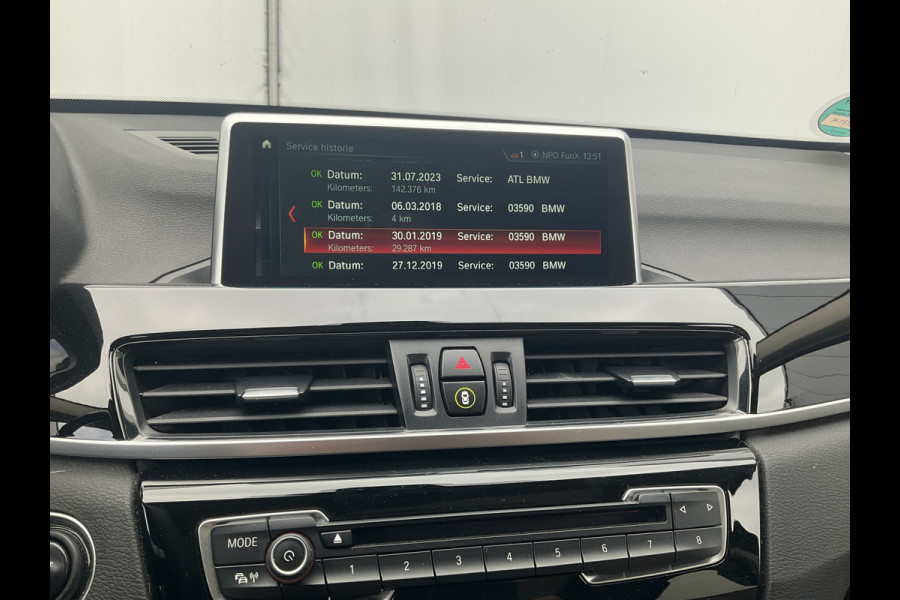 BMW X1 sDrive20i Corporate Lease High Executive Pano Trekhaak HUD Leer Led Elek.Klep Voll.Onderhouden!