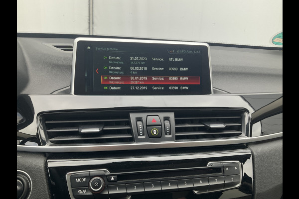 BMW X1 sDrive20i Corporate Lease High Executive Pano Trekhaak HUD Leer Led Elek.Klep Voll.Onderhouden!