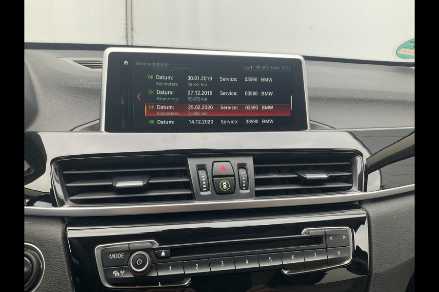 BMW X1 sDrive20i Corporate Lease High Executive Pano Trekhaak HUD Leer Led Elek.Klep Voll.Onderhouden!