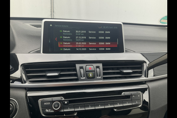 BMW X1 sDrive20i Corporate Lease High Executive Pano Trekhaak HUD Leer Led Elek.Klep Voll.Onderhouden!