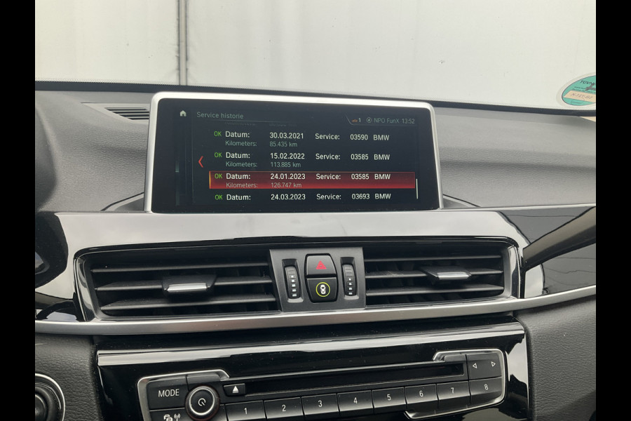 BMW X1 sDrive20i Corporate Lease High Executive Pano Trekhaak HUD Leer Led Elek.Klep Voll.Onderhouden!