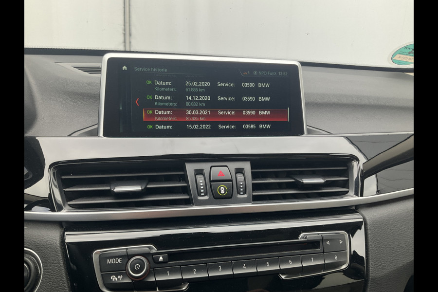 BMW X1 sDrive20i Corporate Lease High Executive Pano Trekhaak HUD Leer Led Elek.Klep Voll.Onderhouden!