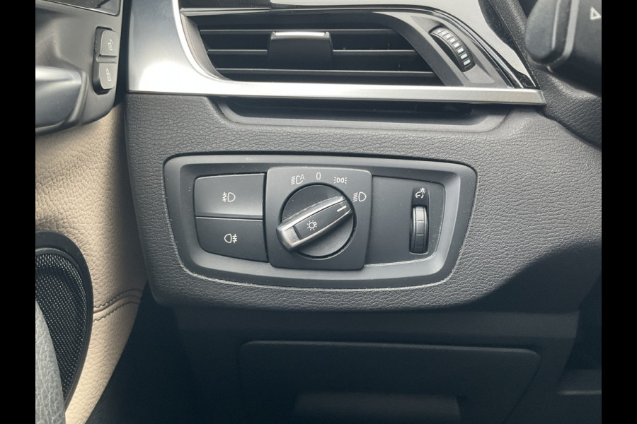 BMW X1 sDrive20i Corporate Lease High Executive Pano Trekhaak HUD Leer Led Elek.Klep Voll.Onderhouden!
