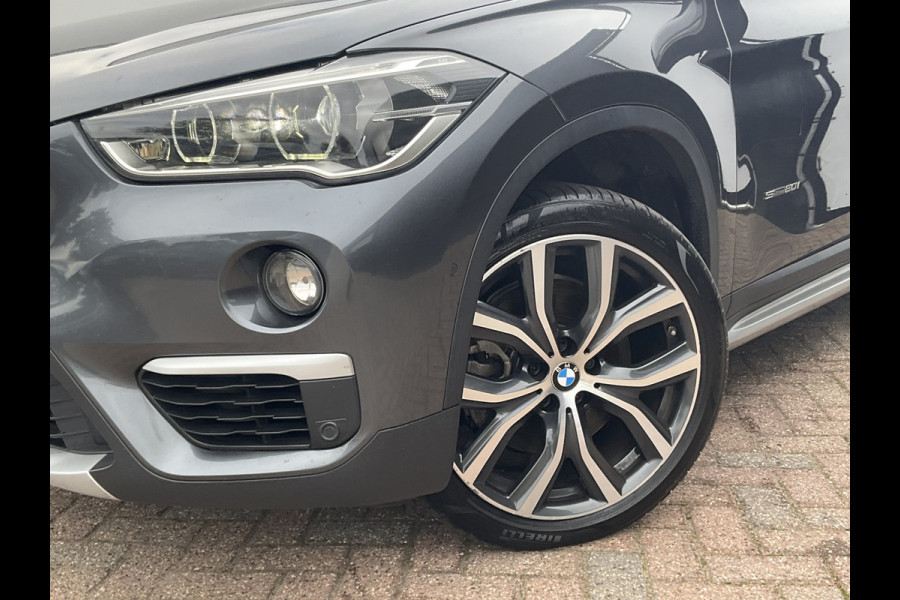 BMW X1 sDrive20i Corporate Lease High Executive Pano Trekhaak HUD Leer Led Elek.Klep Voll.Onderhouden!