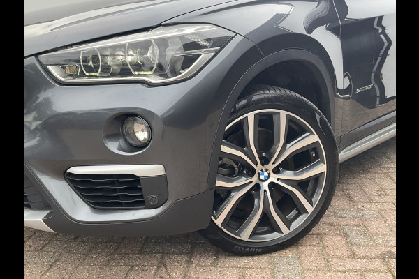 BMW X1 sDrive20i Corporate Lease High Executive Pano Trekhaak HUD Leer Led Elek.Klep Voll.Onderhouden!